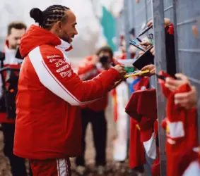 Lewis Hamilton dedikál Ferrari rajongóknak