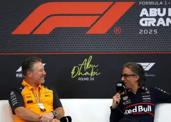 Zak Brown (McLaren) és Laurent Mekies (Red Bull) egymás felé fordulva ülnek (Mekies mikrofonba beszél) Abu Dhabi FIA sajtótájékoztatóján