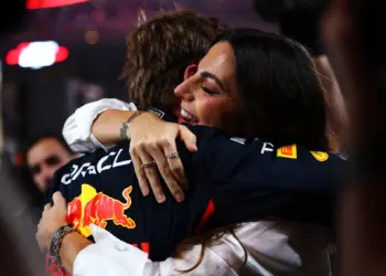 Kelly Piquet Max Verstappent öleli