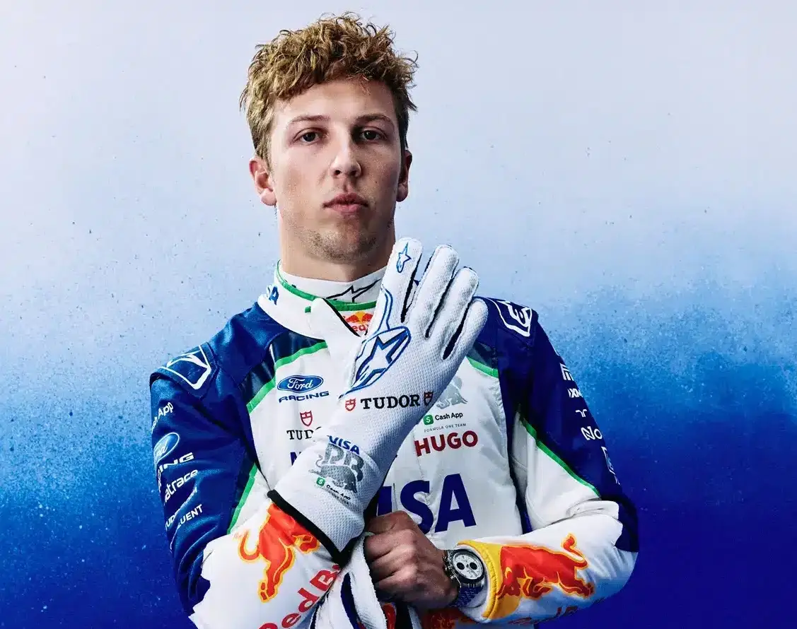Liam Lawson 2026-os stúdiófotózáson, új overáljában