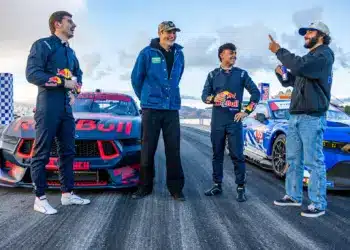 Max Verstappen, Jeremiah Burton, Arvid Lindblad és Daniel Ricciardo, Ford autók társaságában