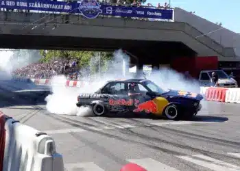 Sam Sam Thubane BMW-jével driftel Budapesten, a Red Bull Showrunon. 2025 szeptember