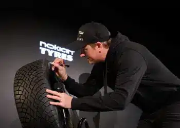 Kimi Räikkönen aláír egy Nokian Tyres gumiabroncsot