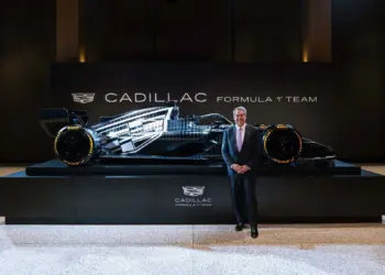 Mark Reuss a tesztfestéssel ellátott F1-es Cadillac előtt