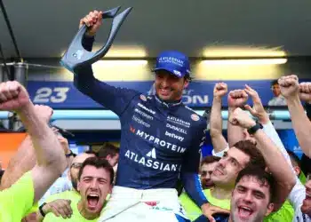 Carlos Sainz és a Williams dobogós helyezést ünnepelnek. 2025 Baku