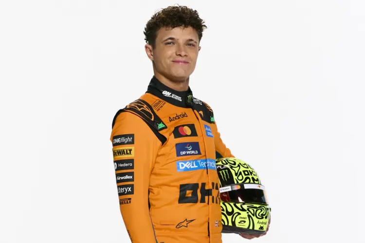 Lando Norris 2026 stúdiófotó, overálaban, sisakkal a kezében