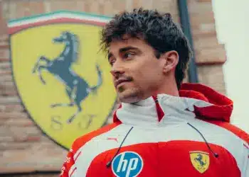 Charles Leclerc portré Ferrari logó előtt