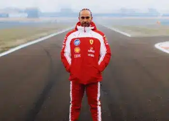 Lewis Hamilton áll a fioranói pálya közepén