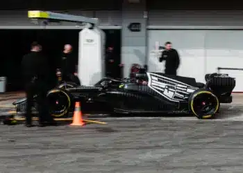 Sergio Pérez a Cadillac volánja mögött a barcelonai "titkos" teszten, a garázs előtt