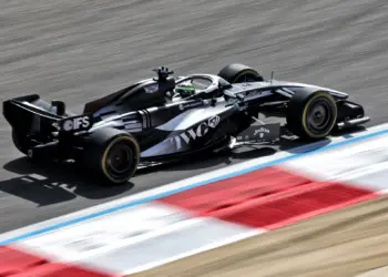 2026: Sergio Pérez a Cadillac F1-es autóját vezeti