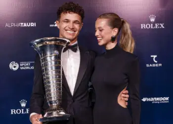 Lando Norris és barátnője, Margarida Corceiro az FIA díjátadó gálán, 2025