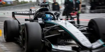 George Russell a 2026-os f1-es barcelonai szezon előtti teszten, a Mercedes volánja mögött
