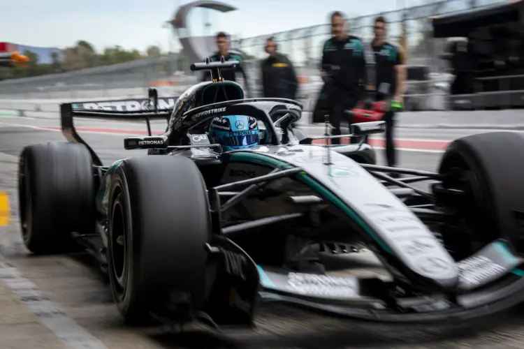 George Russell a 2026-os f1-es barcelonai szezon előtti teszten, a Mercedes volánja mögött