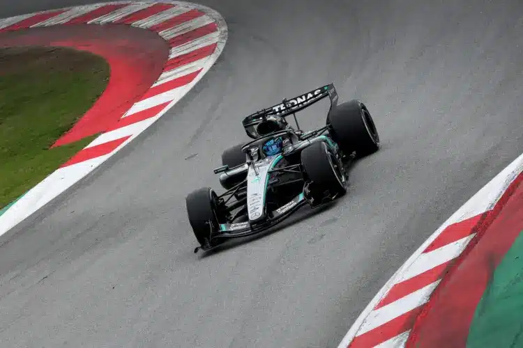 George Russell a 2026-os f1-es barcelonai szezon előtti teszten, a Mercedes volánja mögött
