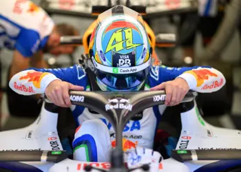 Arvid Lindblad beszáll a Racing Bulls F1-es autójába