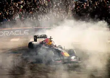 Yuki Tsunoda gumifüstölés, San Francisco demo, 2026, Red Bull RB7