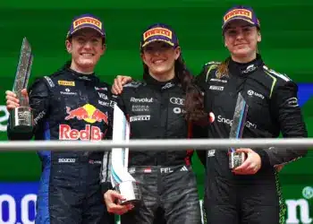F1 Academy dobogó, 2026 Kína. Balról jobbra: Alisha Palmowski (Red Bull) (2.), Emma Felbermayr (Audi) (1.), Payton Westcott (Mercedes) (3.)