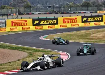 F1 2026 Japán Nagydíj: Sergio Pérez (Cadillac), mögötte pedig a két Aston Martin érkezik