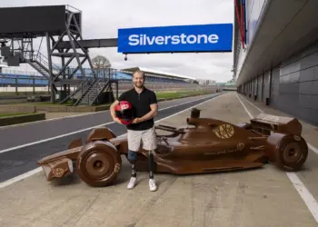 KitKat x F1: Billy Monger egy életnagyságú, csokoládéból készült autó előtt áll a silverstone-i boxutcában