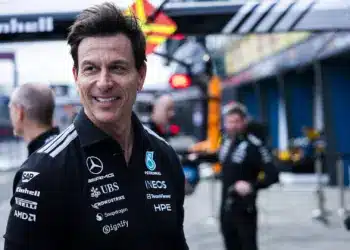 Toto Wolff mosolyog a boxutcában a Mercedes garázsa előtt
