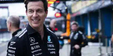 Toto Wolff mosolyog a boxutcában a Mercedes garázsa előtt