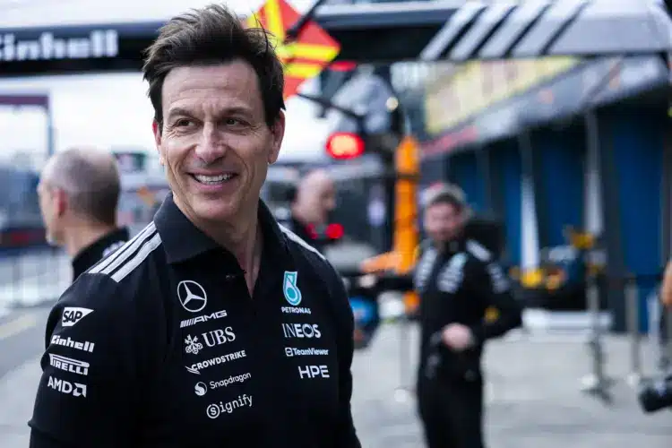 Toto Wolff mosolyog a boxutcában a Mercedes garázsa előtt