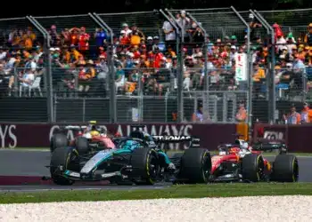 F1 Ausztrál Nagydíj, George Russell (Mercedes), mögötte Ferrari