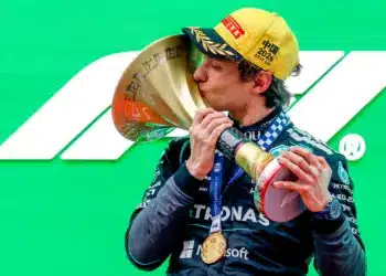 Andrea Kimi Antonelli a Kínai Nagydíj dobogóján, győztesként, megcsókolja a trófeát