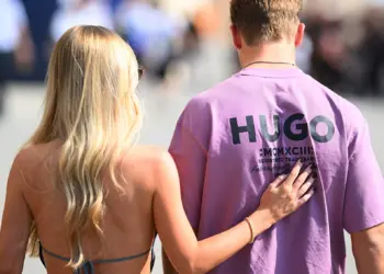 Liam Lawson és barátnője, Hannah St. John az F1-es paddockban