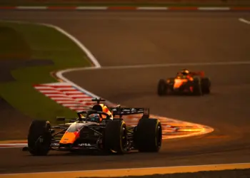Max Verstappen (Red Bull) a baherini versenypálán, a háttérben a McLarennel OScar Piastri érkezik, F1 teszt 2026