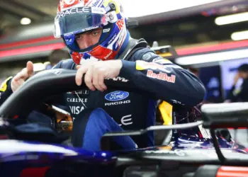 Max Verstappen száll ki az autójából