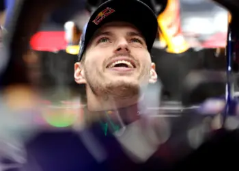 Max Verstappen az autójában ülve nevet