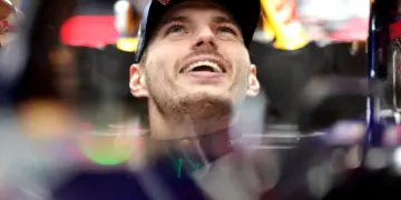 Max Verstappen az autójában ülve nevet