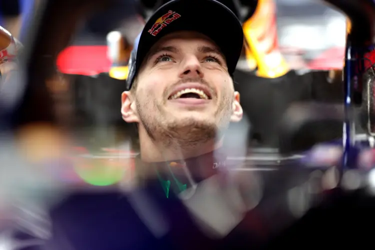 Max Verstappen az autójában ülve nevet
