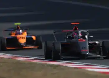 Emma Felbemayr (Audi), mögötte pedig Ella Lloyd (McLaren) érkezik. 2026 F1 Academy