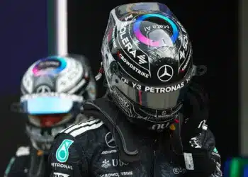 Geoege Russell sisakban, lehajtott fejjel – a háttérben Andrea Kimi Antonelli, szintén sisakban, 2026 Japán F1