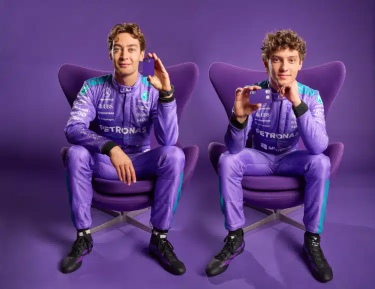 George Russell és Andrea Kimi Antonelli lila overálban, a Nu Bank és a Mercedes F1-es csapatának együttműködése okán. 2026 Miami Nagydíj