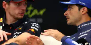 Carlos Sainz (Williams) Max Verstappennel (Red Bull) beszélget