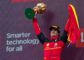 Carlos Sainz első, 2022-es győzelmekor a dobogón