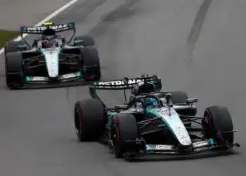 George Russell (Mercedes) elől, mögötte Andrea Kimi Antonelli (Mercedes) érkezik, F1 2026 Kanada