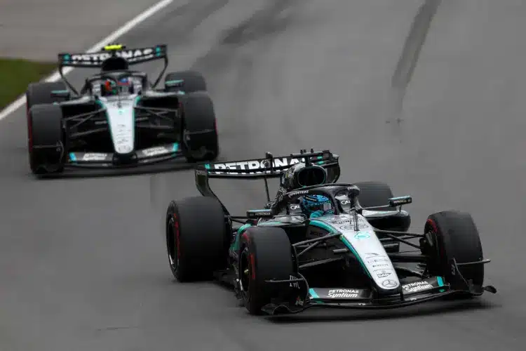 George Russell (Mercedes) elől, mögötte Andrea Kimi Antonelli (Mercedes) érkezik, F1 2026 Kanada