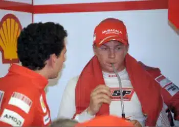 Kimi Räikkönen (Ferrari) törölközővel a nyakában, kulacsából iszik a garázsban, 2008 Kanadai Nagydíj
