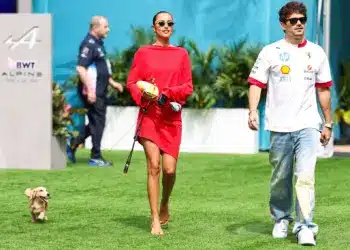 Alexandra Saint Mleux és Charles Leclerc a miami paddockban, 2025