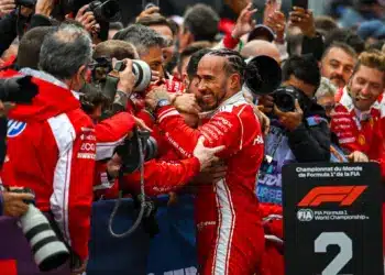 Lewis Hamilton a Ferrari csapattal ünnepel verseny után. 2026 Kanada