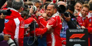 Lewis Hamilton a Ferrari csapattal ünnepel verseny után. 2026 Kanada