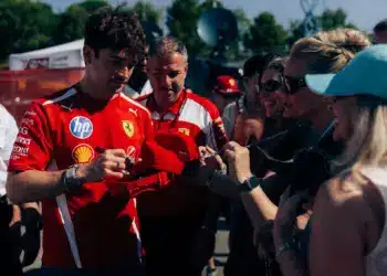 Charles Leclerc rajongóknak dedikál