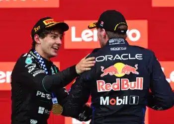 Andrea Kimi Antonelli (Mercedes) és Max Verstappen (Red BUll)